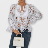 Rikke – Elegant Bluse med Hæklede Detaljer
