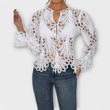 Rikke – Elegant Bluse med Hæklede Detaljer