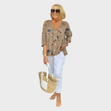 Birgitte – Blomsterbluse med blød snøre