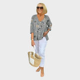 Birgitte – Blomsterbluse med blød snøre